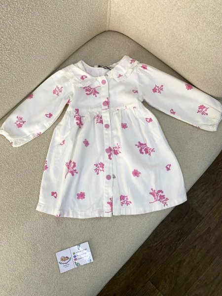 فستان أبيض مورّد زهري