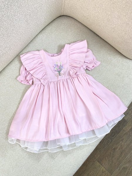 فستان بتفاصيل ناعمة