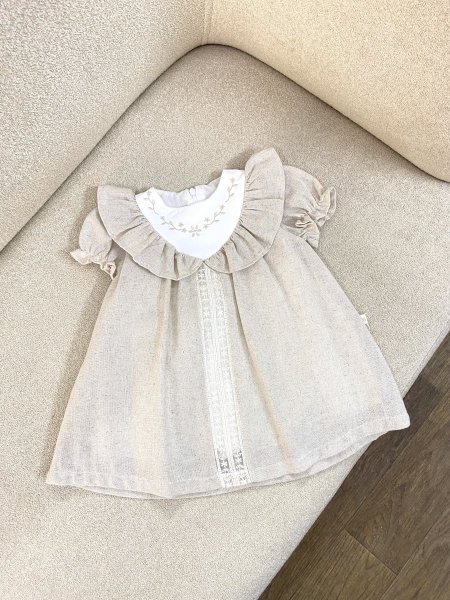 فستان بتفاصيل ناعمة