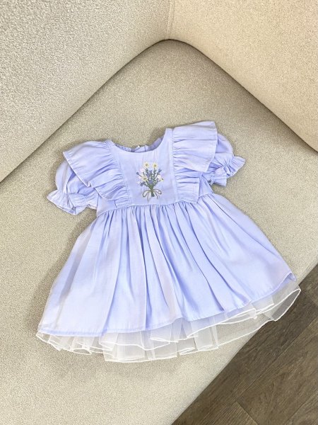 فستان بتفاصيل ناعمة