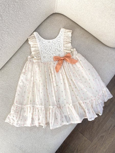 فستان بتفاصيل ناعمة