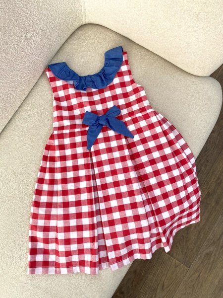 فستان كاروهات أحمر سنوات