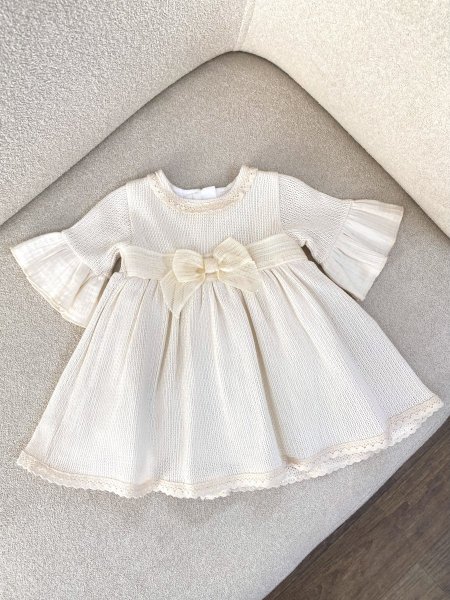 فستان بتفاصيل ناعمة