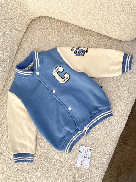 جاكيت أزرق وأوفوايت أشهر