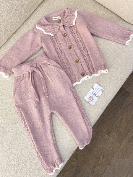 طقم بناتي أشهر